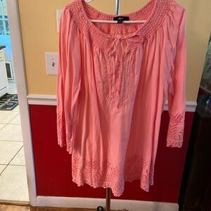 New listing - in excellent condition. It doesn’t get any cuter than this blouse.